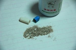 打開一看，膠囊里的顆粒疑似胡椒粉。